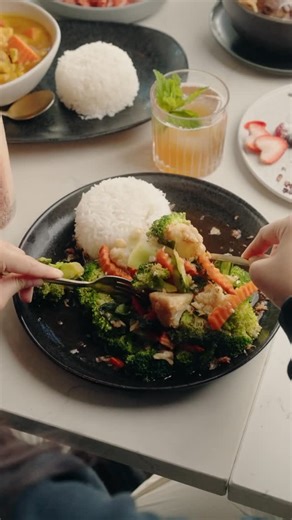 DOK KHAO THAI EATERY on Instagram: "Savor the perfect crunch with our Crispy Pork Basil—golden pork belly stir-fried in our chef’s special spicy basil sauce, served with fresh steamed veggies. A bold, mouthwatering dish that hits all the right notes! Who’s ready to dig in? 🎥 @lemoncatvideo"