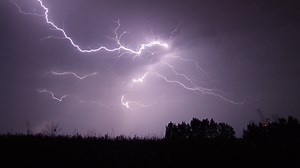 影／4秒生死瞬間！閃電直劈墨鏡男「全身燒焦」搶救結果嚇傻醫生｜東森新聞