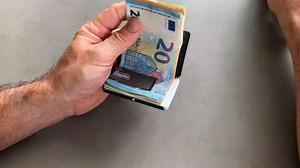 444 reactions · 44 shares | Wir haben die Einfädelhilfe für Geldscheine perfektioniert. Aufgeklebte Papiergeldtaschen sind nicht die smarte Lösung. | I-CLIP | Facebook