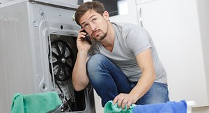 Ma machine à laver fuit, que faire ?