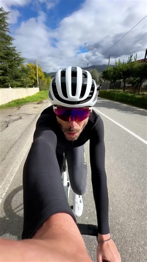 Non piove. Non fa caldissimo. È domenica. Finalmente si esce. 🫰🏻 - Oggi abbiamo provato un altro outfit LAMEDA pazzesco. 🤯 Fit pulito, zero fronzoli, solo sostanza. E test anche per il radar Ravemen NT201 👀 Sicurezza sempre prima di tutto. 🫶🏻 . Cod. discount: ALOHA7 . Outfit @LAMEDA . Sunglasses @KAPVOE . Accessories @RAVEMEN . Power meter @XCADEY . #cyclist #fromwhereiride #roadbike #cyclinglife #cyclingpassion