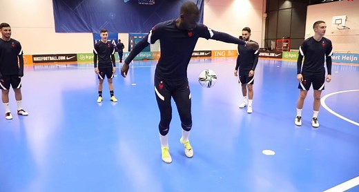 Plaisir et intensité au programme de l'entraînement des Bleus 🇫🇷 L'Equipe de France de Futsal débute son 𝙏𝙤𝙪𝙧𝙣𝙤𝙞 𝙙𝙚𝙨 𝟰 𝙉𝙖𝙩𝙞𝙤𝙣𝙨 face aux Pays-Bas 🇳🇱 ce soir à 19h00 sur FFFtv : https://bit.ly/3yvlGdf 👊 | Équipe de France de Football