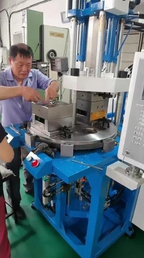 Rotary platen vertical injection molding machine