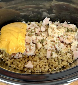 28K views · 635 reactions | Mac & cheese hack Paul’s deluxe mac and cheese is a quick, hearty meal made easy in the crockpot. With tender pasta, creamy cheese, savory chicken, and fresh broccoli topped with buttery Ritz crackers, it’s the ultimate comfort food for busy days! | Paul S Show | Facebook