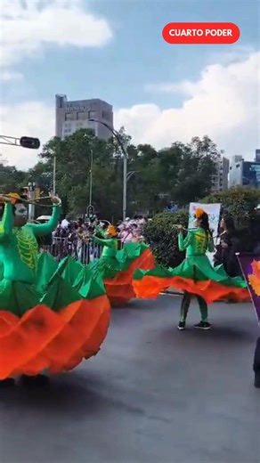 #CDMX celebra el Desfile de Día de Muertos 2025 con homenaje a México-Tenochtitlán 🎉💀 Las calles capitalinas se llenaron de color, danzantes y tradición durante el Desfile de Día de Muertos 2025, dedicado a los 700 años de la Fundación de México-Tenochtitlán. | Cuarto Poder Mx