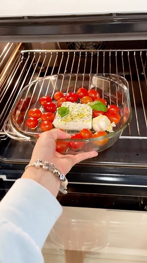 ▫️Feta cheese ▫️Basil ▫️Garlic ▫️Cherry tomatoes ▫️Salt & Pepper ▫️Olive oil ▫️Penne Pasta | FoodieDasha