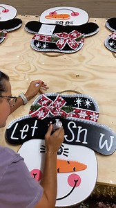 She has wrote on Frosty’s hat bill a time or two throughout the years. I guess after doing it 8,000 plus times you become a pro at it. It’s amazing to watch her eyeball the spacing and get it perfect each time!! ☃️☃️ #frostythesnowman #snowman #personalization #winter #christmas #doorhangers #crafting | Yeager Snowmen & Crafts