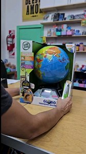 🌍✨ Aprender jugando y explorando el mundo ✨🌍 Este globo terráqueo multimedia es MUCHO más que un objeto decorativo: es una herramienta educativa interactiva que despierta la curiosidad por nuestro planeta desde los primeros años. ¿Qué lo hace tan especial? ➡️ Tiene pantalla LCD y contenido interactivo: videos, datos y juegos que explican países, culturas, animales y lugares increíbles. ➡️ Con el lápiz inteligente tocás cualquier punto y ¡aprendés en tiempo real! ➡️ Perfecto para despertar la c