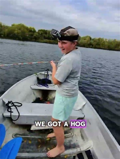 Catching a bass with a crawfish in its mouth #fishing #bassfishing #hugefish ￼