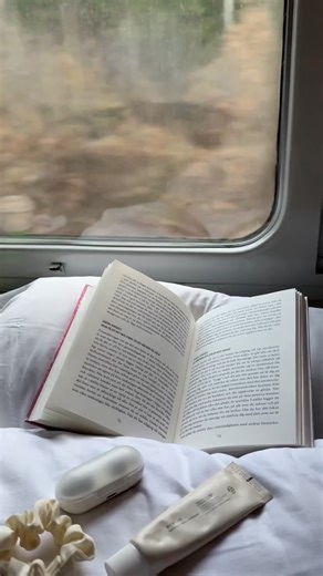 SJ AB on Instagram: "Somna till tågets rytm och vakna i ett nytt äventyr. Frukosten väntar – och dagen kan börja i lugn och ro. ☕️ Med SJ EuroNight är resan en del av upplevelsen. ✨ Nu får du som bor i Göteborg möjlighet att resa direkt till Hamburg och Berlin med SJ EuroNight – vid vissa datum, medan du sover gott. Avgångar från Göteborg: • Vecka 3: 17–18 januari • Vecka 5: 31 januari–1 februari • Vecka 9: 28 februari–1 mars • Vecka 11: 14–15 mars Boka din resa på sj.se eller i appen."