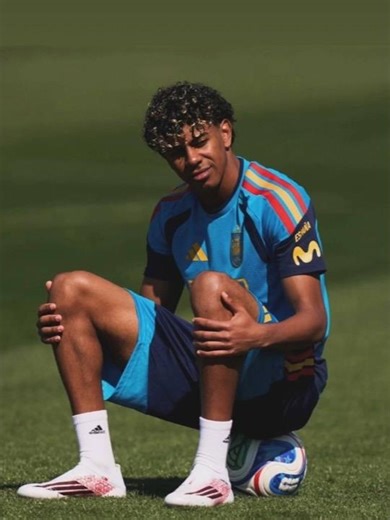 Photos of Lamine Yamal training with the Spanish National Team. Song: "Pure Envy!"