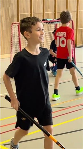 Copa de Unihockey com torcida gritando o nome dele 🥹