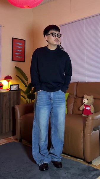 Stylish Blue Jeans for a Modern Clean Fit