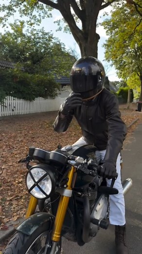 🏁 ℂ𝔸𝔽𝔼⚡ℝ𝔸ℂ𝔼ℝ 🏁 Stunning 🤩 🏍 @cashmere_racer 🔥 --------------------------------------------------------- ⚡⚡ Helmet Classic Store >> @helmetarts #☕️racer #classicstyle #retrostyle #vintagestyle #caferaiders #caferacerstyle #rideandshare | Helmet Arts