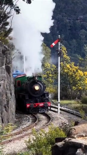 From breathtaking Blue Mountains views to the whistle of history rolling in… 🚂 Watch as the steam train makes its grand entrance and takes you on a journey back in time. Thank you for the brilliant footage @loganspicephotography 🎟️ Book your adventure today — memories like these are waiting to be made! #ZigZagRailway #BlueMountains #FamilyAdventure #NSWHeritage #VisitNSW #SteamTrain #SchoolHolidayFun #FamilyDaysOut #ExploreNSW #TravelThroughTime | Zig Zag Railway