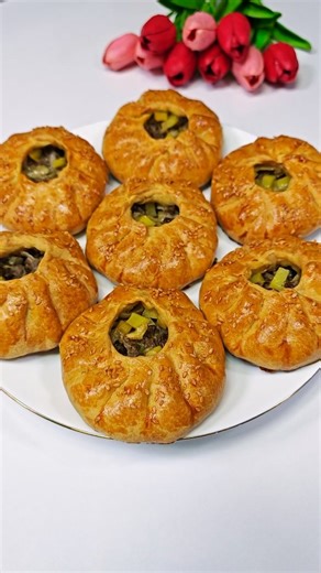 Leyli gotovit on Instagram: "Рецепт: Мука - 400 гр Сливочное масло - 160 гр Сметана - 200 гр Яичный белок - 1 шт Разрыхлитель - 1 ч.л Соль - 1 ч.л Мясо - 350 гр Картошка - 350 гр Лук - 1 шт Соль (по вкусу) Чёрный перец (по вкусу) Яичный желток - 1 шт Молоко - 1 ст.л Recipe: Flour - 400 g Butter - 160 g Sour cream - 200 g Egg white - 1 pc Baking powder - 1 tsp Salt - 1 tsp Meat - 350 g Potatoes - 350 g Onion - 1 pc Salt (to taste) Black pepper (to taste) Egg yolk - 1 pc Milk - 1 tbsp #recipe #eas