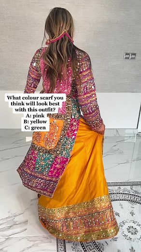 What colour ? #mehndibride #mehndi #mehndioutfit #pakistanioutfit #pakistanibride #colours #multicolour #fashion #wedding #bright