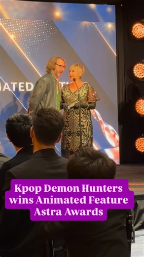 K-pop Demon Hunters wins Best Animated Feature at the Astra Awards in Beverly Hills. HUNTRX voice actors accept the award, presented by X-Men 97 voice actors @lenorezann Rogue and @realadrianhough. @hollywoodcreativealliance | Digital LA
