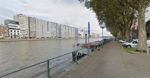 Une péniche en feu sur la Meuse à Liège : un périmètre de sécurité installé