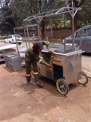 This is a work of art. Thika Kitchen at its best. Get this fully gas-powered cart with a combination of a gas fryer, griddle, and gas burner. Wow your clients with a stand that will stand out. We got you.