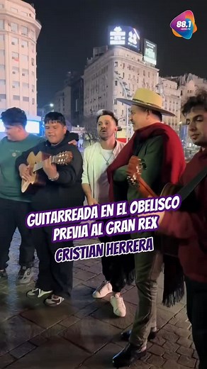 Guitarreada en el Obelisco: Cristian Herrera llevó el folklore al corazón de Buenos Aires En la antesala de su presentación en el Teatro Gran Rex, el reconocido artista Cristian Herrera protagonizó una guitarreada especial en el Obelisco, donde compartió su música con vecinos, turistas y seguidores que se acercaron espontáneamente. Con un repertorio cargado de esencia folklórica, Herrera ofreció un momento íntimo y cálido en pleno centro porteño. La actividad, abierta al público, reunió guitarra