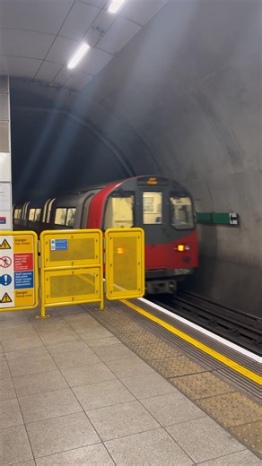 Northern Line: Departing From Bank ~ #train #trainspotting