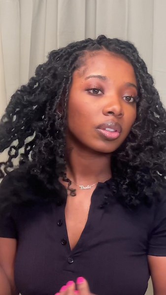 Made my faux locs curly, no hot water setting needed ✨ #naturalhairstyles #fauxlocs #fauxlocstutorial #protectivestyles #4chair #naturalhairgrowth #curlyfauxlocs #locstyles