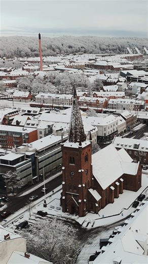 Sankt Nicolai Kirke i Vejle er byens ældste bygning. Den blev bygget i middelalderen i det herrens år 1250. Kirken er i dag en del af byrummet midt i Vejle på kirketorvet og besøges pga. sin spændende historie af både turister og lokale ⛪ Gå på opdagelse i kirkens historie samt områdets seværdigheder, udstillinger, museer, slotte, kirker og meget mere på visitvejle.dk 👇 https://www.visitvejle.dk/vejle/oplevelser/det-historiske-vejle 📷 video af Jonas Normann | VisitVejle