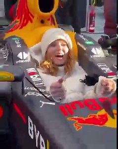 257K views · 1.2K reactions | Geri Horner kann kaum glauben, wie es sich in einem Formel 1 Auto anfühlt. "Die Fahrer sind Gladiatoren!" sagte das Ex-Spice Girl | Formelaustria.at | Facebook