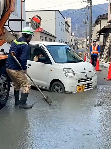 軽自動車が生コンに突っ込む事故現場の詳細