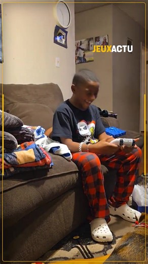 Quand un prank de Noël se transforme en un maelström d'émotions pour ce jeune garçon de 9/10 ans, qui reçoit une PS5 de la part de ses parents. Promis, j'ai pas pleuré... 🥹 (Note : il avait déjà une Xbox) | JeuxActu