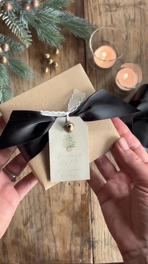 🎁✨Creating handmade ornaments this season? We’ve got something extra special for you! ✨🎄 Make your gifts shine with our free printable gift tags and box templates — designed to help you package your handmade ornaments in style. 🩵 Simply download, print, or cut with your machine, and you’re ready to wrap your beautiful creations with a personal touch. Perfect for gifting your ornaments or displaying them beautifully this holiday season! 🎅💛 Find the freebies here! https://drive.google.com/dri