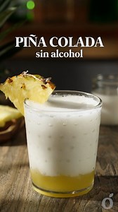¿Se te antoja una bebida sin alcohol? 🍍🥥 Entonces esta versión de piña colada sin alcohol es justo lo que necesitas para refrescarte. Receta: https://bit.ly/436UEJ4 | kiwilimón