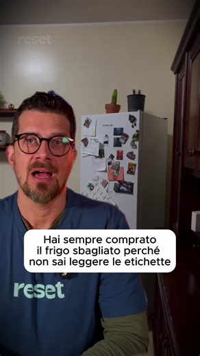 Hai sempre comprato il frigo senza sapere davvero cosa stavi guardando. Eppure è uno degli elettrodomestici che pesa di più sulla bolletta, perché resta acceso 24 ore su 24. Classe energetica, capacità, tecnologia inverter, posizione e manutenzione: sono questi i dettagli che fanno davvero la differenza tra un frigo che ti fa risparmiare… e uno che ti costa ogni anno decine (se non centinaia) di euro in più. Il frigorifero non è il problema. Il problema è sceglierlo e usarlo male. Se vuoi capire