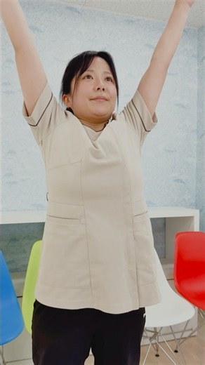 運動不足の体を目覚めさせる動的ストレッチ①両手を上げて大きく伸びる#shorts #姫路市の橋本接骨院