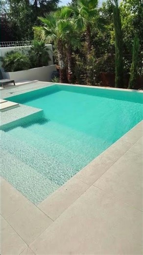 Piscina con cascada moderna | Diseño OSCER