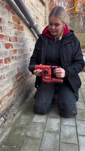 Did I forget something? 🤭 Our hearing, vision, and lungs are tools we need for a lifetime — so safety always comes first. That’s why @elektriker_amalie never skips her safety glasses, hearing protection, and smart dust extractor for the rotary hammer. 😎🧰⚡️ How do you protect yourself on the job? 🙌 | Hilti