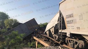 Descarrila tren con 14 vagones; 4 de ellos cargados con diesel