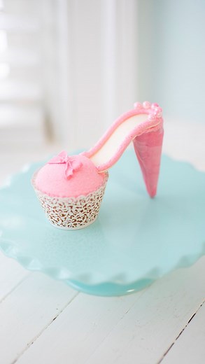 Marley Hart | Sweethart Cakes on Instagram: "Barbie inspired high heel cupcake tutorial💖👠 ~ ~ follow for more easy tutorials and baking inspo ✨🥰 ~ #lovecakes #cake #cupcakedecorating #cupcakes #barbiecupcake #highheelcupcake #shoecupcake #cupcakeinspo #valentinesdaycupcake #vdaycupcake #vdaydessert #pinkcupcakes #barbiecake #cupcakereel #cupcaketutorial #easycupcakedecorating #pinkshoecupcake #shoecake #valentinesday #valentine"