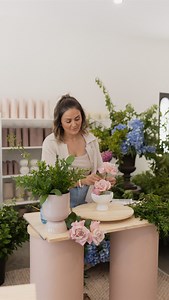 Here is a little floristry trick I use for wedding and event work. Did you know you could do this with carnations? At our three day flower retreat Bloom, I teach the fundamentals and principles of Floral Design. I also share some fun tips and tricks too. Here I am demonstrating how you can ‘pop’ or ‘reflex’ a carnation. Bloom 2025 dates have now been released. Head to our website to learn more about this inspiring and educational experience. 💫 | Little Lyndoch Flower Farm