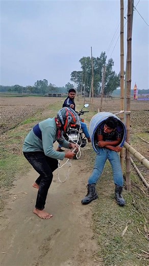 The helmet boy cannot find the rope
