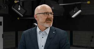 V našem orchestru se setkávají muzikanti od malých dětí až po studenty vysokých škol. Schopnější hráči táhnou nahoru začátečníky, říká dirigent Komorního orchestru Jana Noska David Herzán