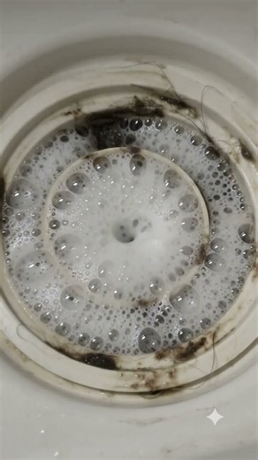 【ガチで感動】洗濯機の排水溝のドロドロ・悪臭、パイプユニッシュを流すだけで触らずに真っ白になる裏技✨