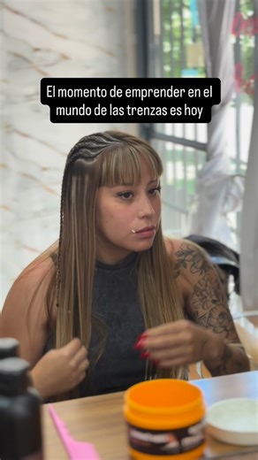 Curo de trenzas Paula Vidal Trenzas San Rafael-Mza Mentora on Instagram: "¡Aprendé todo y de TODO sobre el mundo de las trenzas! 💆🏾‍♀️✨ Si querés convertirte en una trenzadora profesional, es clave conocer cada técnica y detalle: desde cómo trenzar hasta cómo cuidar el cabello trenzado 💡🧴 📚 Nuestras capacitaciones online están pensadas para ayudarte a lograrlo, estés donde estés 🌍 🔥 Cursos disponibles para todo el mundo. 💌 Escribime al link del perfil para más info. 🌟 ¡Aprendé a trenzar