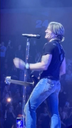 Keith Urban - Blue Ain’t Your Color - Mohegan Sun 10/3/2025 #keithurban #2025tour #countrymusic