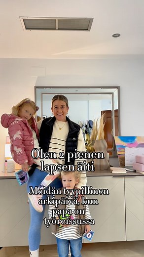Meidän perus arkipäivä, kun papa on työreissussa ja meitsi pyörittää arkea 🦾✨⠀⠀⠀⠀⠀⠀ Tärkeä oivallus omassa äitiydessä ja meidän perheen arjessa on ollut se, että herään pari tuntia ennen lapsia. Saan käyttää aamun ensimmäiset tunnit vain itseeni ja se pitää pään kasassa ja auttaa olemaan parempi sekä tehokkaampi äiti. Olen myös koko ajan askeleen edellä ja etenkin näinä viikkoina, kun toinen vanhempi on työreissussa sen tärkeys korostuu. Ennen uhriuduin noin puolessa välissä yksinoloviikkoa ja 
