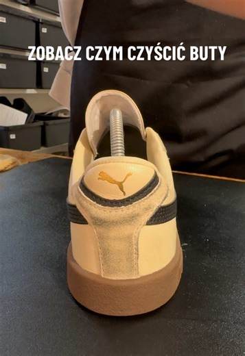 Czyścimy jasne zamszowe buty, które zafarbowały od spodni. Użyliśmy: płynu do czyszczenia RENEW PREMIUM CLEANER, wody i szczotki. 🛒 Płyn, znajdziesz na 👉 RENEWCARE.PL ________________ #buty #czyszczenie #moda #nowość #dc