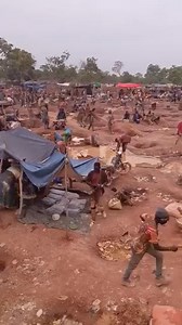 GOLD RUSH !!! Miners searching for gold at Kikonge in Mufumbwe. It appears that #Zambia is experiencing a surge in mineral discoveries, with new findings emerging everywhere. | ℤ𝕒𝕞𝕓𝕚𝕒 ℕ𝕖𝕨𝕤 𝕐𝕒𝕥𝕙𝕦 𝕄𝕖𝕕𝕚𝕒