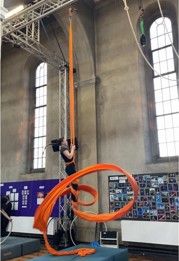 I loveee a dramatic drop 😏😏 . . . . . . . . . . . #silks #tissu #aerial #aerialsilks #aerialgymnastics #splitsilks #splitsonsilks #aerialarts #aerialist #lyra #hoop #silkstutorial #begginersilks #intermediatesilks #advancedsilks #circus #circusarts #circusdance #dance #fyp #aerialsilkstutorial #aerialarts #hobbies #newhobbyideas #adulthobbies #fitness