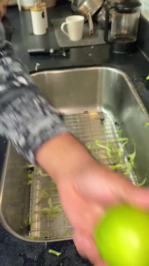 How to peel an apple in 15 seconds. Who is on pie duty today?! 🥧 🍏 #thanksgiving #GivingThanks #hack #LifeHack #cooking #cookinghack #reels #amazing #funny#Amazing #funny #reels | Jackor